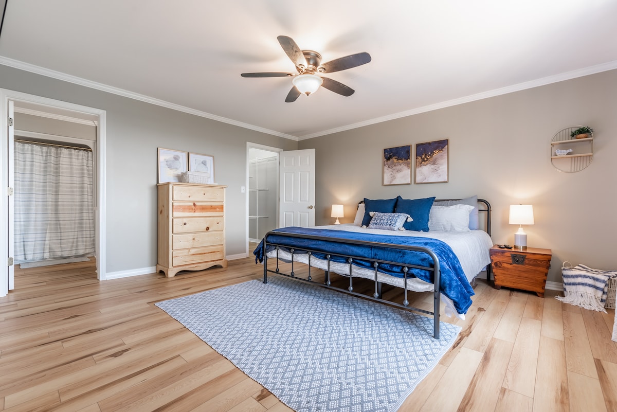 Ovaj luksuzni bračni krevet odvest će vas na spavanje tijekom dana. Također sadrži ogroman garderobni ormar s mnoštvom spremišta i vlastitom kupaonicom.