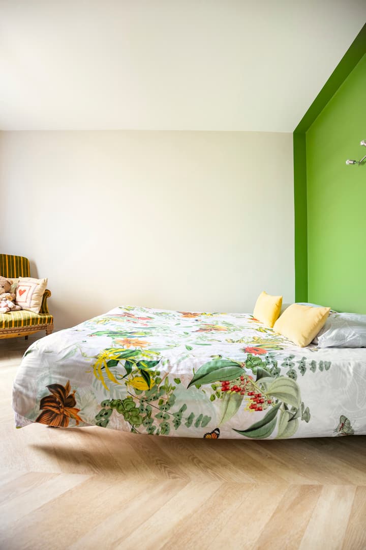 3. spálňa s posteľou pre 2 osoby a veľkým šatníkom na uloženie vašich vecí 
Výhľad na terasu v kuchyni