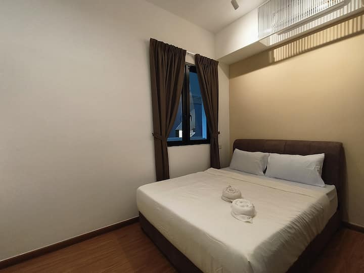 Habitación en la segunda cama
- 1 cama Queen size 
- Con balcón. 
- Aire acondicionado y ventilador de techo.