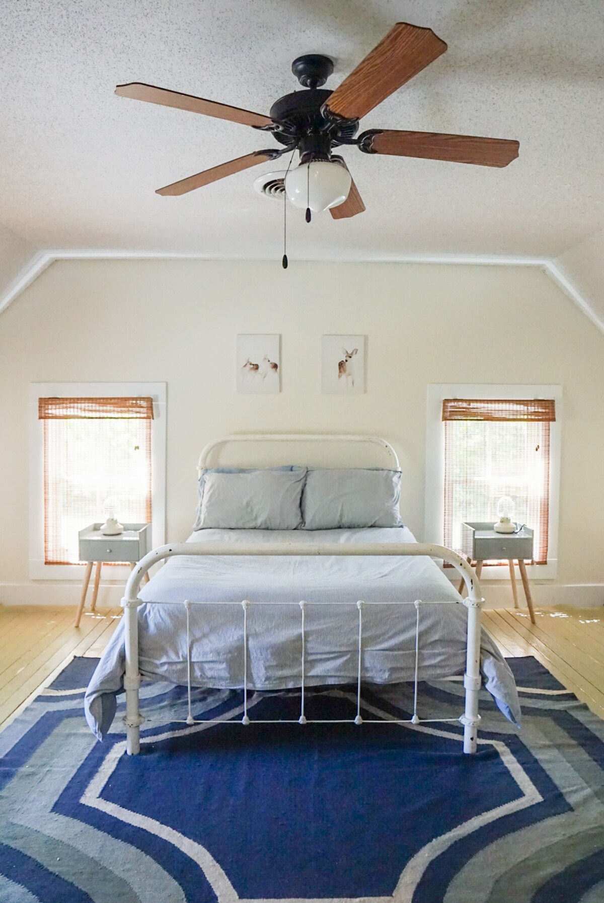 Posljednja spavaća soba na katu ima jedan bračni krevet i dovoljno prostora za odlaganje odjeće.