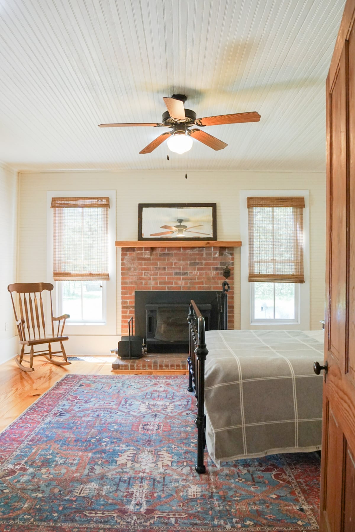 U drugoj spavaćoj sobi u prizemlju nalaze se bračni krevet (160x200) i kamin.