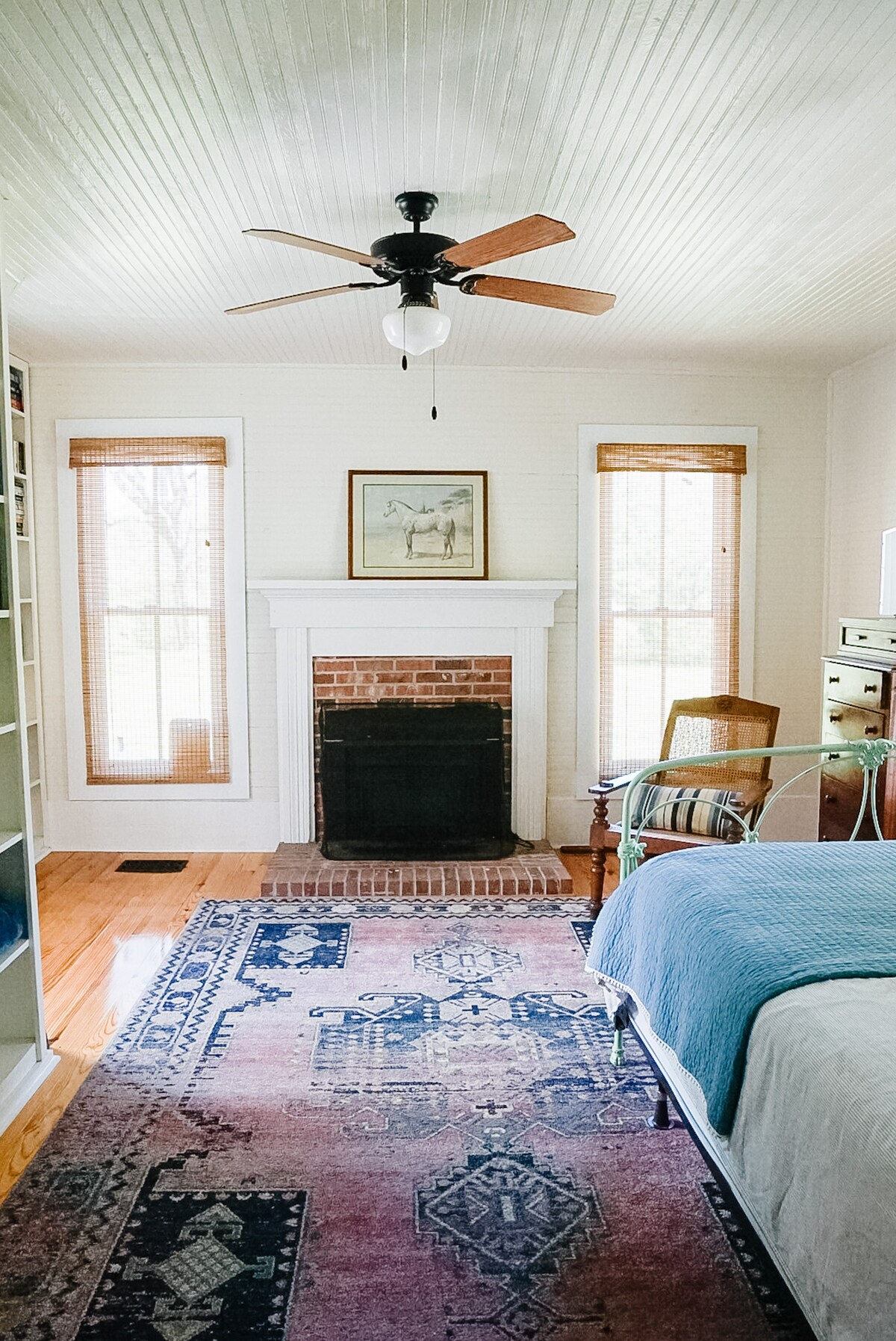 U spavaćoj sobi u prizemlju nalaze se bračni krevet (160x200), kamin i nevjerojatne police za knjige.