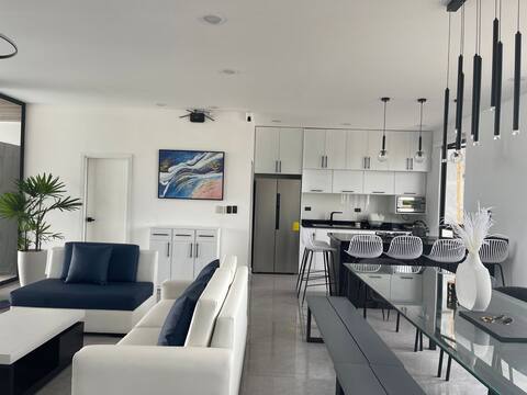 Beautiful oceanfront house in Montañita with pool