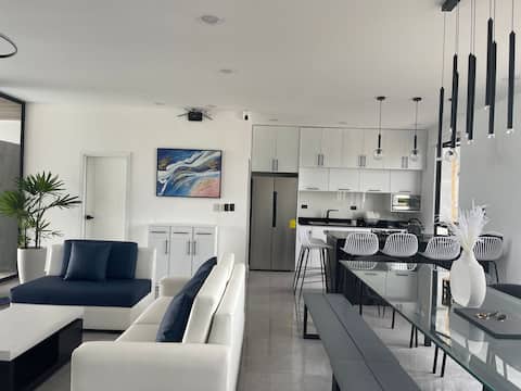 Beautiful beachfront house in Montañita con pisci