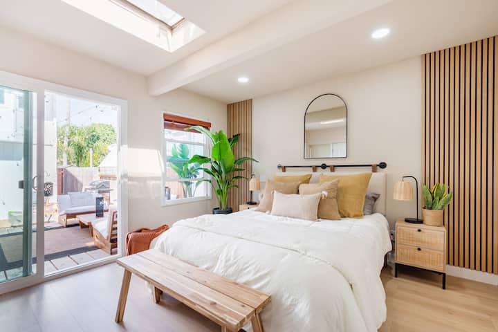 Glavna spavaća soba

Opustite se u luksuzu s bračnim krevetom, dovoljno prostora za odlaganje u velikom ormaru s policama i jednostavnim pristupom praktičnoj tuš-kabini ispred vrata.