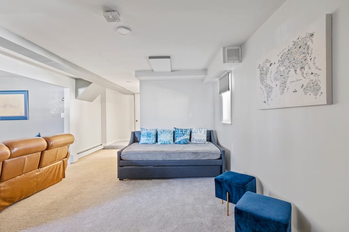 Nyumba ya kupendeza iliyo katika misitu yenye amani ya Monroe, iliyo na chumba cha michezo chenye starehe na sofa ya pili kwa ajili ya starehe ya ziada.