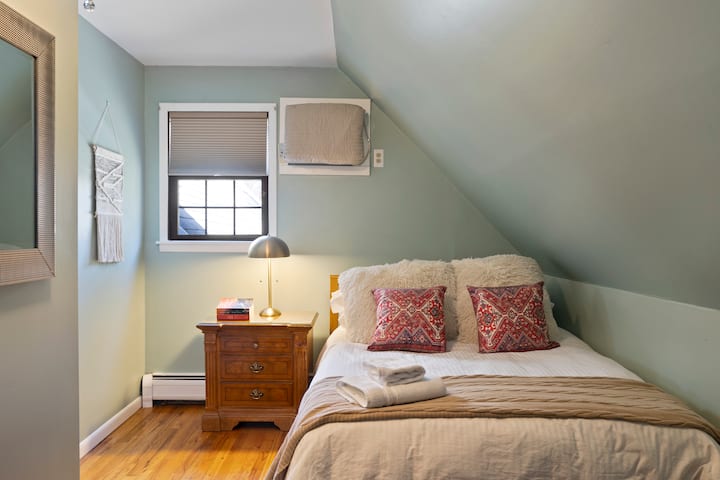 Chumba cha kulala chenye starehe katika nyumba iliyo katika misitu tulivu ya Monroe, inayotoa mapumziko ya amani. Chumba kina kitanda kizuri, dawati linalofanya kazi kwa ajili ya kazi au masomo na dirisha dogo linalowezesha mwanga wa asili