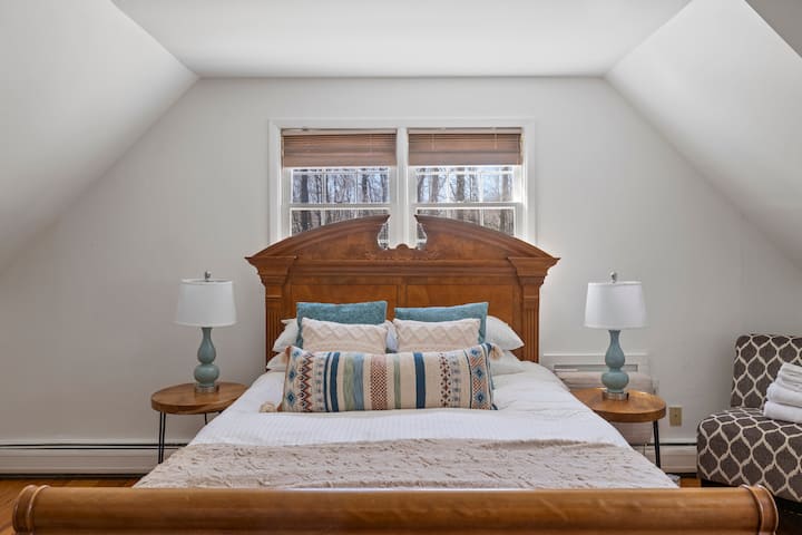 Chumba cha kulala chenye utulivu katika nyumba iliyojengwa katika msitu wa Monroe, kinachotoa mapumziko yenye utulivu. Sehemu hiyo ina kitanda chenye starehe, kiti cha starehe na kabati la televisheni lenye skrini bapa kwa ajili ya burudani. Inafaa kwa sehemu ya kukaa ya kupumzika iliyozungukwa na mazingira ya asili.