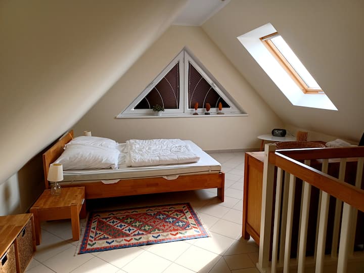 גלריה עם מיטה זוגית.