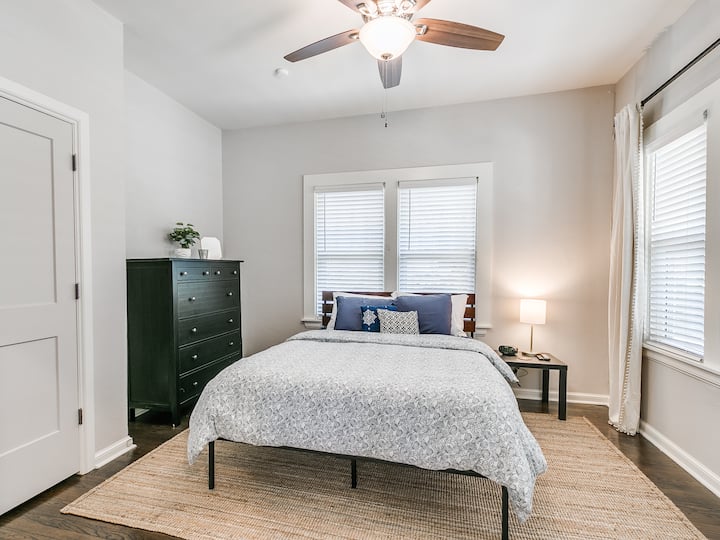 Საძინებელი 2: ორადგილიანი საწოლი, სახლის წინ მისაღები ოთახიდან 