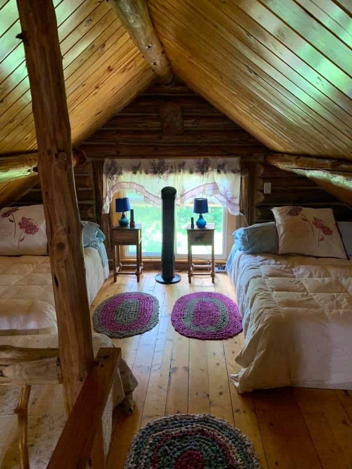 Loft avec vue sur la grande chambre.  Les enfants adorent dormir ici !