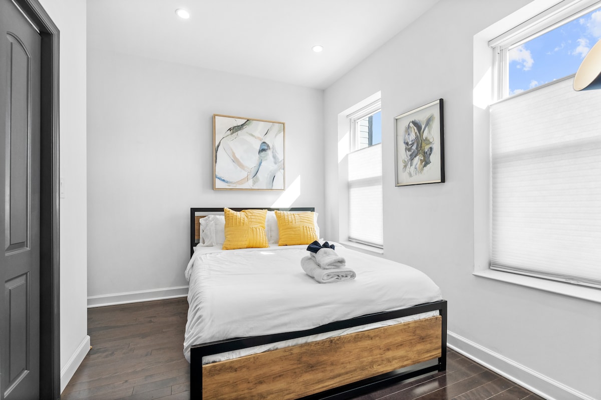 ห้องพักสะดวกสบายพร้อมเตียงควีนไซส์ ผ้าปูที่นอนนุ่ม และแสงธรรมชาติเพื่อการพักผ่อนที่สบาย