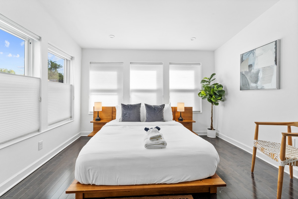 ห้องนอนควีนไซส์พร้อมเฟอร์นิเจอร์ CB2 และผ้าปูที่นอนสไตล์โรงแรมหรู