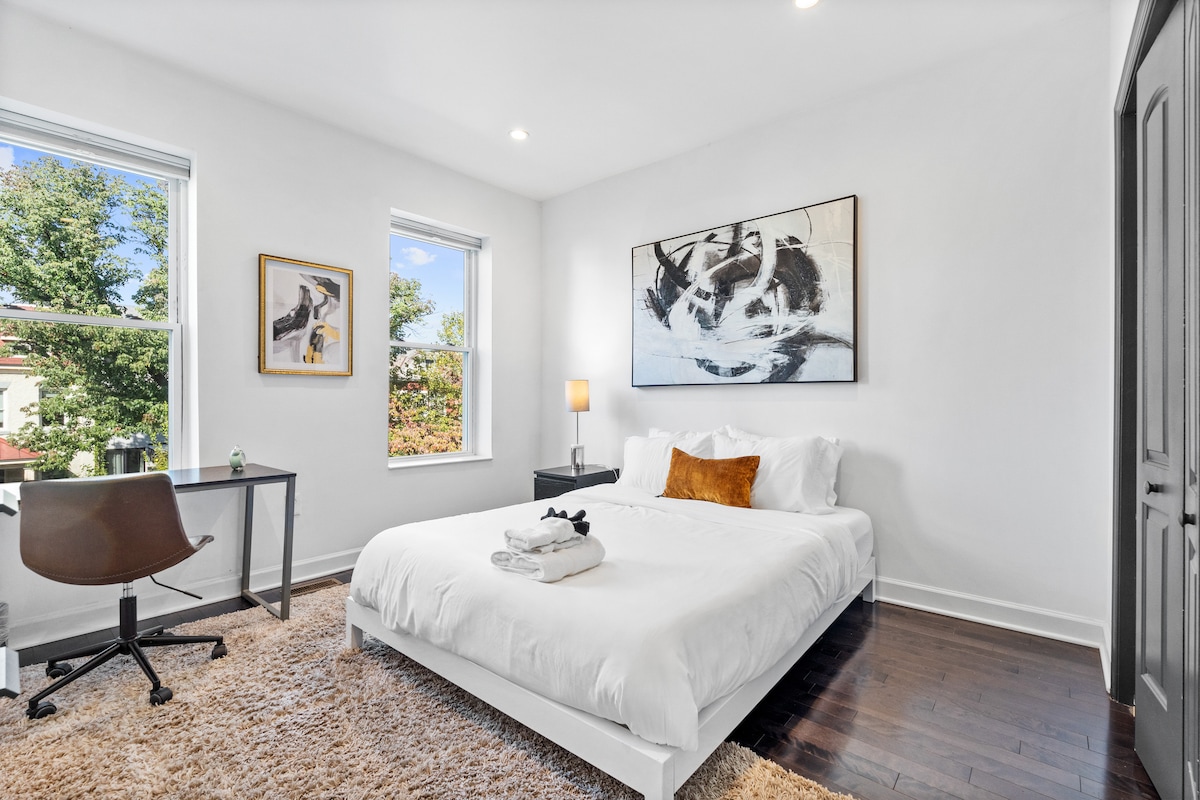 ห้องนอนควีนไซส์พร้อมเตียงเวสต์เอล์มและพื้นที่ทำงานเฉพาะ 