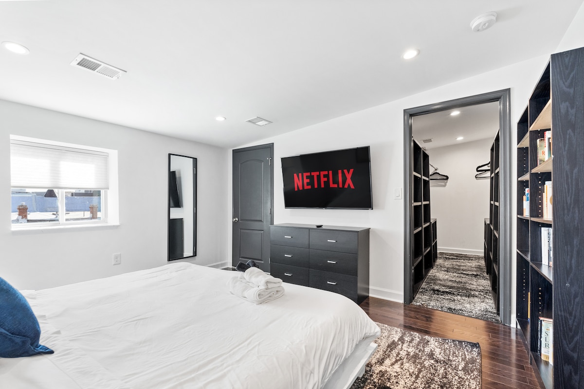 ห้องนอนหลักกว้างขวางพร้อมสมาร์ททีวีขนาด 60 นิ้ว เตียงคิงไซส์ และเข้าถึงตู้เสื้อผ้าขนาดใหญ่ได้โดยตรง