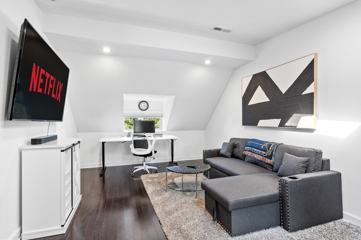 ห้องนั่งเล่นชั้นบนกว้างขวางพร้อมเตียงโซฟาแบบดึงออกได้และการตกแต่งที่ทันสมัย ห้องนี้เชื่อมต่อโดยตรงกับห้องนอนใหญ่