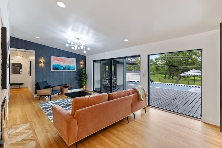 Всекидневна с голям разтегателен диван, рамков телевизор и напълно заредена с игри 