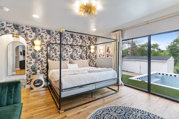 Основна спалня, подобна на курорт, с кралски матрак Tempurpedic, чаршафи Casper, щори за затъмнение с директен достъп до басейна 