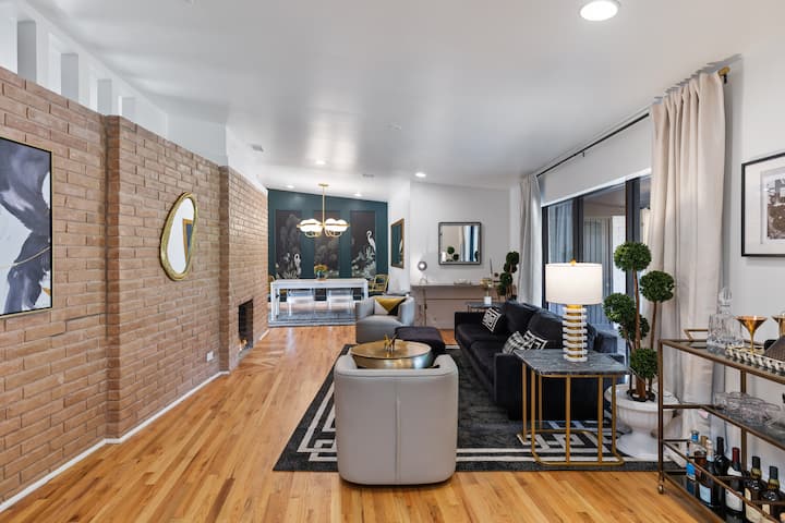 Една от двете всекидневни, в които всеки може да се мотае 