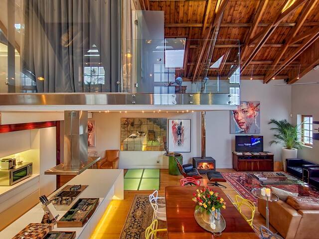 Extravagant Downtown Heritage Home with Cabin Style Vaulted Ceilings gallery image 4