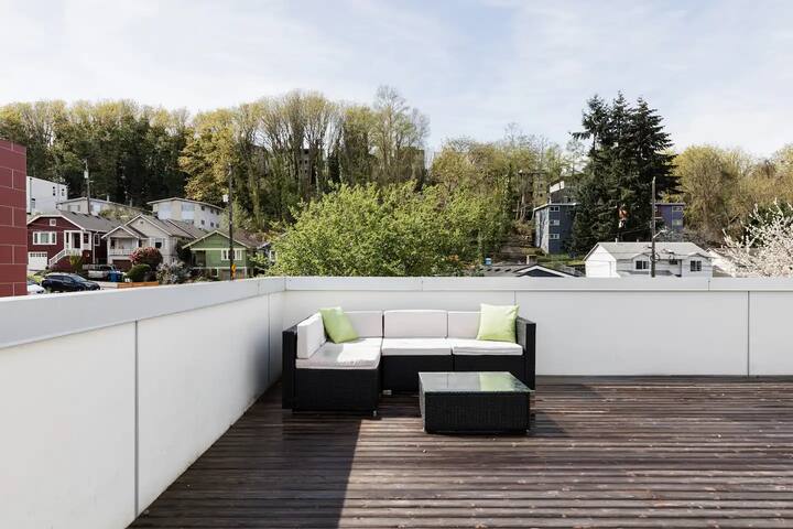 Stylish 3BR Retreat | Chef’s Kitchen+Trendy Locale gallery image 4