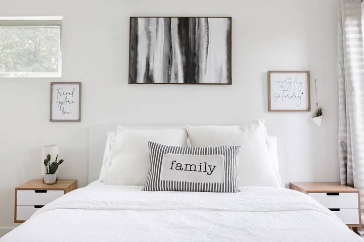 Stylish 3BR Retreat | Chef’s Kitchen+Trendy Locale gallery image 3