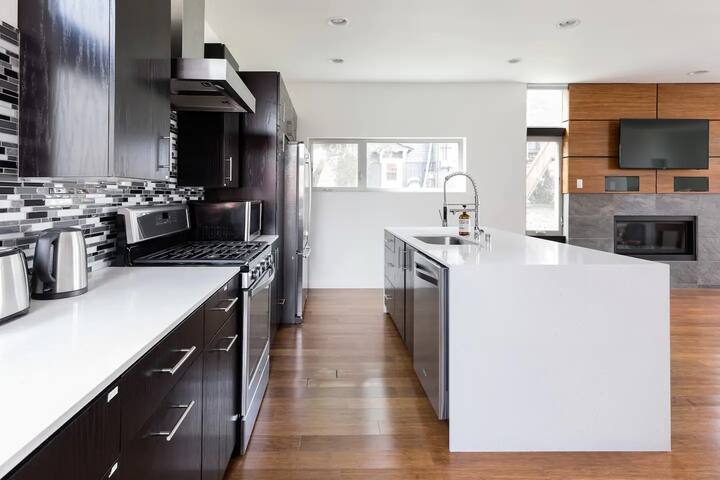 Stylish 3BR Retreat | Chef’s Kitchen+Trendy Locale gallery image 5