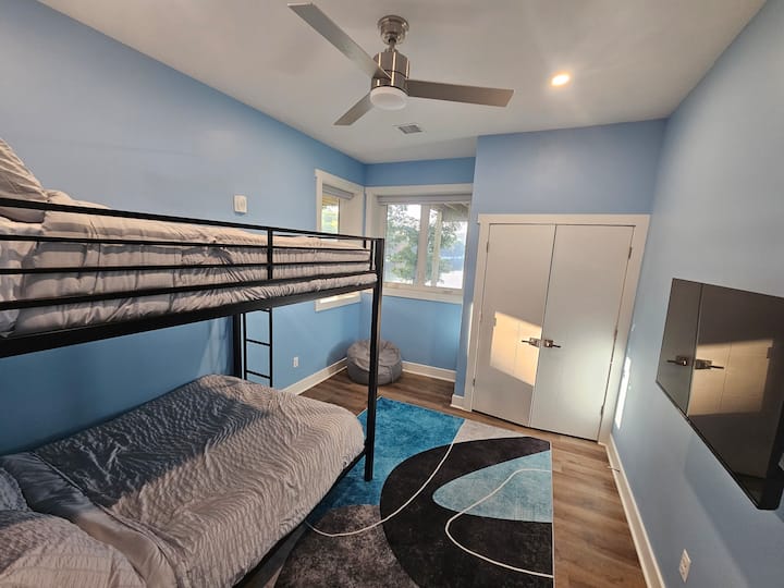 2号卧室配备一张双人双层床（可睡4人） ，配备高端记忆泡沫床垫、Roku智能电视、书桌和椅子、设计师带封闭/薄窗帘，以及通往卧室门对面的1号浴室的走廊通道。 