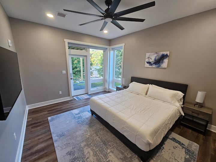 4号卧室有一张加大双人床，配有高端14英寸混合凝胶记忆泡沫床垫、两个床头柜、设计师带封闭/薄窗帘、55英寸Roku智能电视、直接进入露台、步入式衣柜、桌椅，并可直接进入卫生间2 