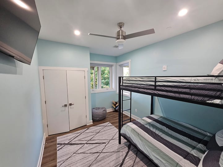 3号卧室有一张双人双层床（可睡4人） ，配备高端记忆泡沫床垫、Roku智能电视、设计师带带遮光/薄窗帘、带豆袋椅的阅读角，书籍和通往大厅对面的2号卫生间的走廊通道。