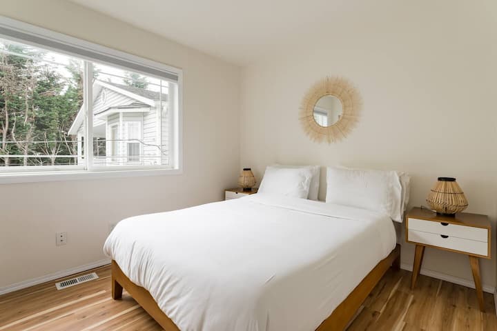 Chambre à coucher charmante : la lumière naturelle et lumineuse inonde cette retraite sereine, parfaite pour des nuits reposantes !