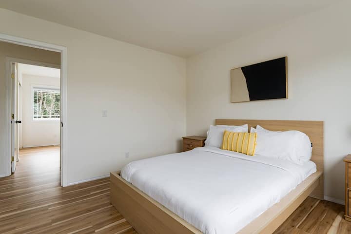 Bright Retreat : profitez de l'ambiance sereine de cette chambre moderne aux accents de bois chauds !