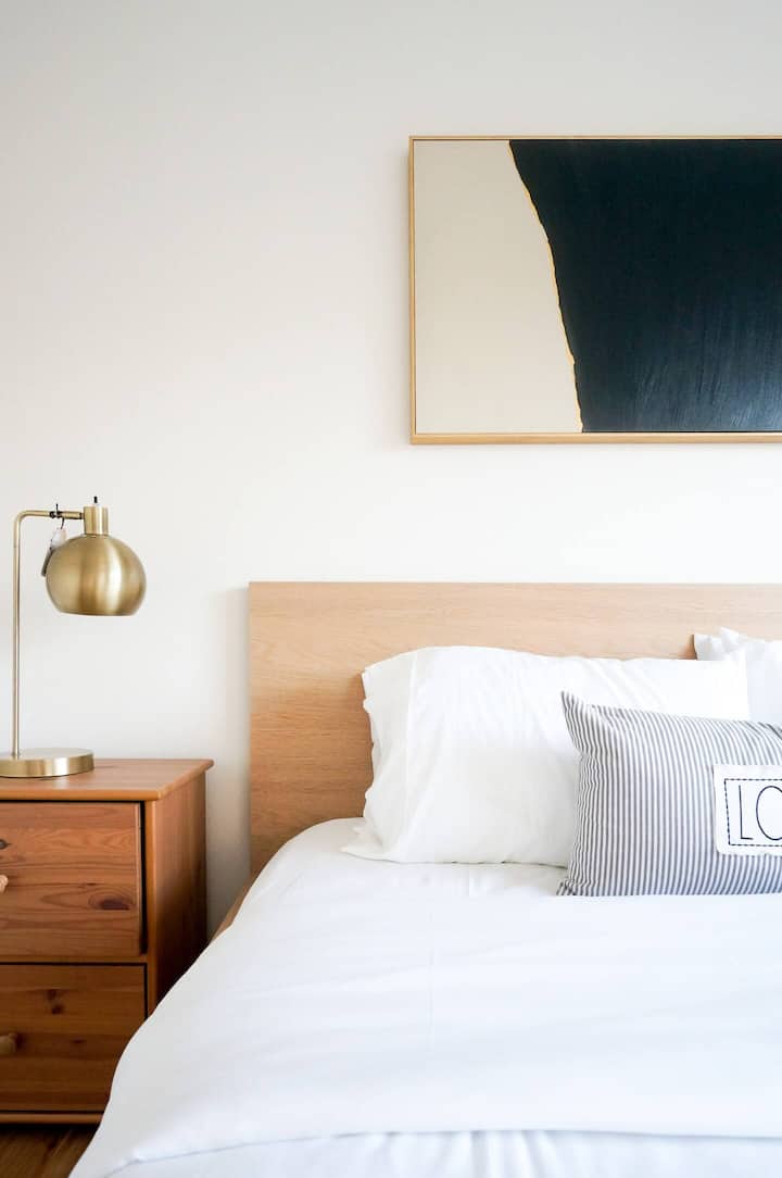 Chambre de rêve : des meubles élégants et un éclairage doux créent une escapade sereine au cœur de Seattle !