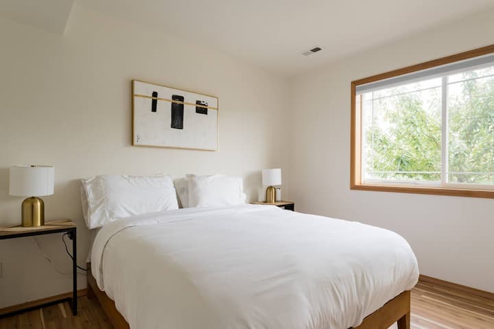 Retraite dans une chambre : espace lumineux avec une décoration moderne et une vue sur la nature pour un séjour reposant !