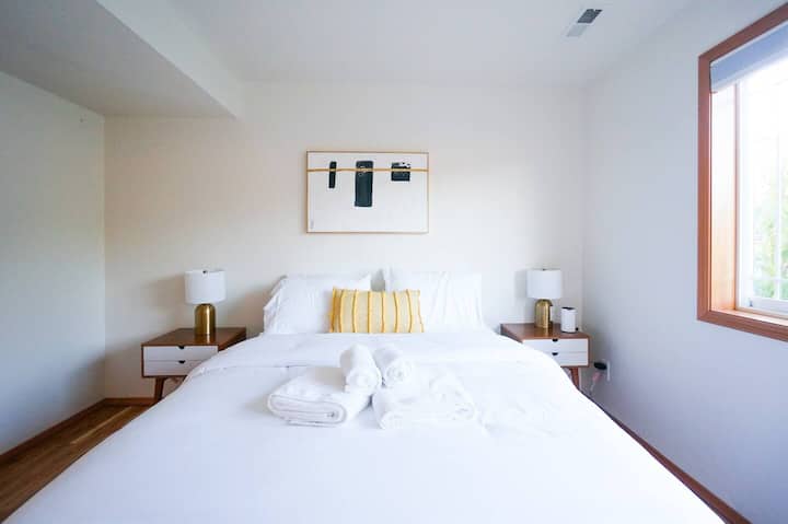 Chambre charmante : espace lumineux et aéré avec des touches astucieuses, des draps frais et des vues paisibles !