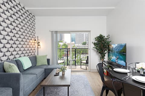 Popular Airbnb listing: Tar Heel | Prime City Views, Free Parking, Gym in Fourth Ward