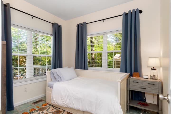 Chumba pacha kina mapazia ya kuzima, mashine ya sauti, kitanda, midoli na vitabu vya watoto!