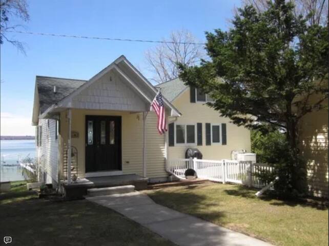 Large Cottage with Sunset Views on Burt Lake!