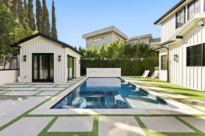 Ultimate Hollywood Getaway Heated Pool+Spa+Theatre gallery image 3