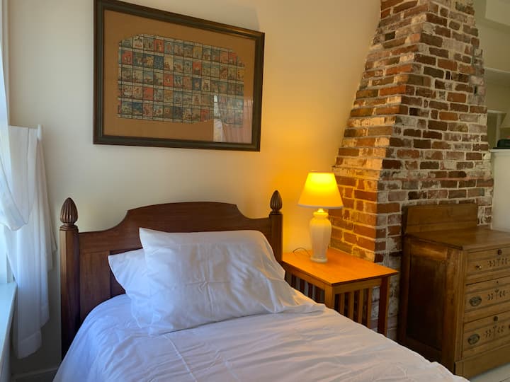 "B's  Room" er  et skønt, hyggeligt enkelt soveværelse nedenunder fra spisestuen. Det er vinduerne med udsigt over lunden og laden. En buegang, der er hugget i lunden, giver et glimt af Truro-klitterne og afbrydere på bagkanten.