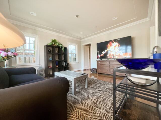 -Modern 3BR Home & Glamorous 2BR Glass Cottage gallery image 5