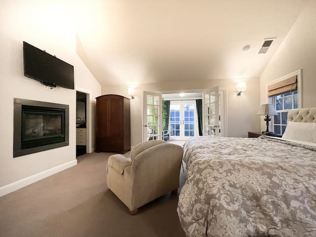 -Modern 3BR Home & Glamorous 2BR Glass Cottage gallery image 2