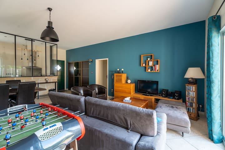 Holiday HOUSE with garden and swimming pool gallery image 2