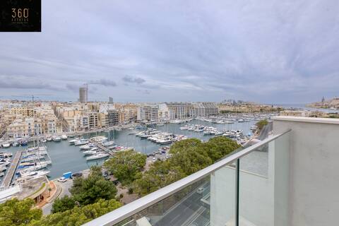 A Stunning 3BR penthouse, opposite the harbour