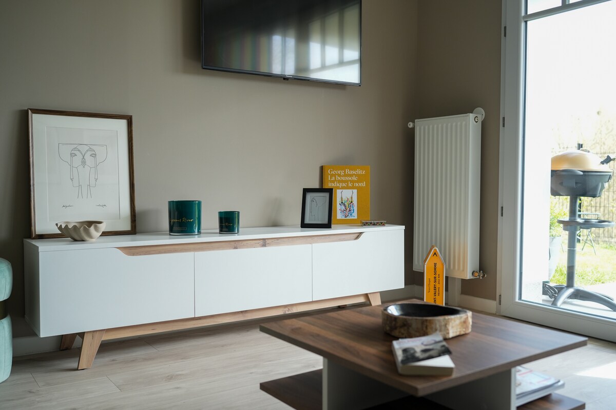 De woonkamer (slaapbank 160x200) baadt in licht en kijkt uit op het buitenterras.