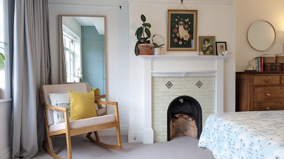 Главна спалня с голямо двойно легло.