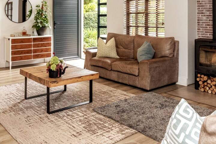 Spacious home with pool, Constantia, Cape Town gallery image 4