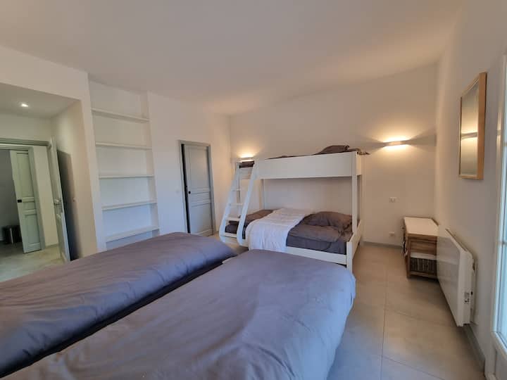 chambre familiale: 2 lis simples, 1 lit superposé avec double lit en bas