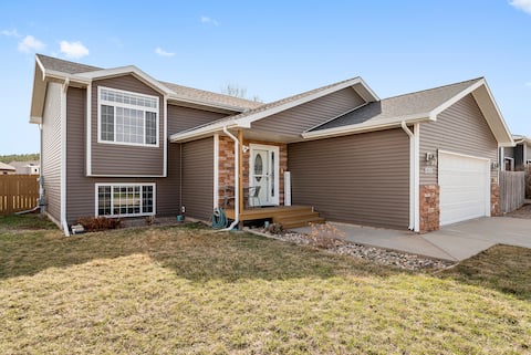 Stylish 5 BR- LG Fenced Backyard and Playground