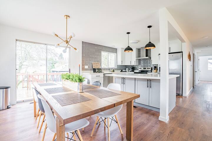 Charming 6BR Farmhouse Escape w/ Downtown Access gallery image 3